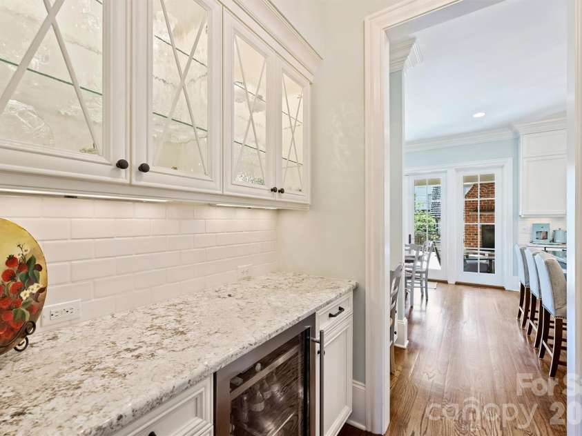 200 Huntley Place, Charlotte, NC 28207.  MLS# CAR4429607, YatesRealty ID 53846. 