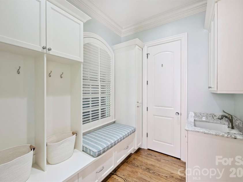 200 Huntley Place, Charlotte, NC 28207.  MLS# CAR4429607, YatesRealty ID 53846. 