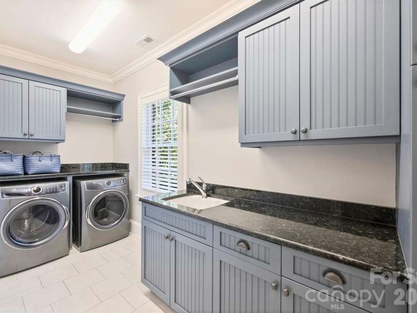 200 Huntley Place, Charlotte, NC 28207.  MLS# CAR4429607, YatesRealty ID 53846. 