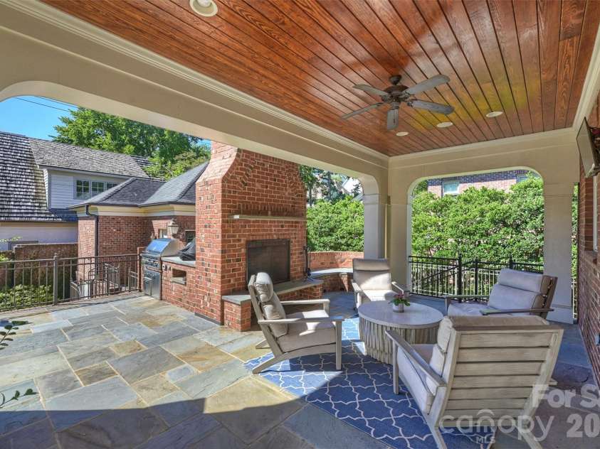 200 Huntley Place, Charlotte, NC 28207.  MLS# CAR4429607, YatesRealty ID 53846. 