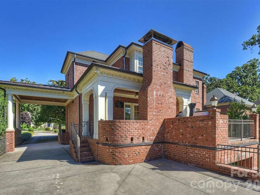200 Huntley Place, Charlotte, NC 28207.  MLS# CAR4429607, YatesRealty ID 53846. 