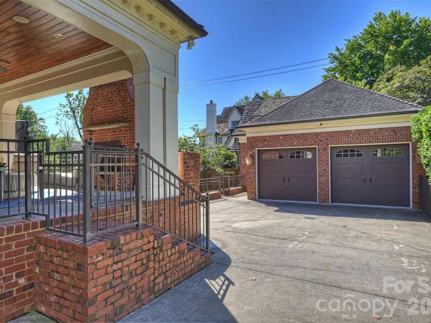 200 Huntley Place, Charlotte, NC 28207.  MLS# CAR4429607, YatesRealty ID 53846. 