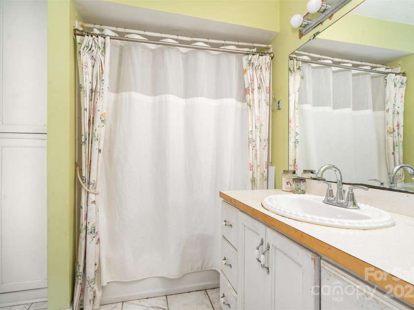 1620 Edgefield Avenue, Gastonia, NC 28052.  MLS# CAR4245881, YatesRealty ID 5385. Primary bath