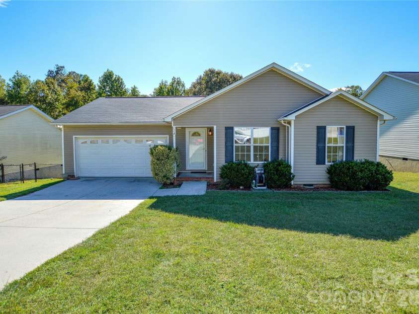 175 Alexander Heritage Drive, Hickory, NC 28601.  MLS# CAR4429549, YatesRealty ID 53852. 