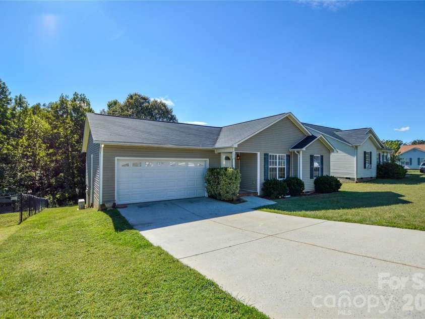 175 Alexander Heritage Drive, Hickory, NC 28601.  MLS# CAR4429549, YatesRealty ID 53852. 