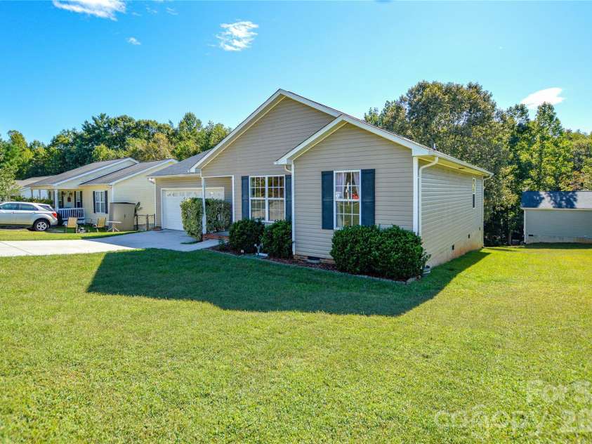175 Alexander Heritage Drive, Hickory, NC 28601.  MLS# CAR4429549, YatesRealty ID 53852. 