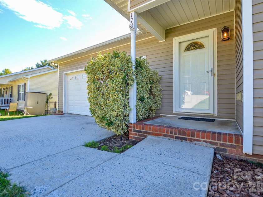 175 Alexander Heritage Drive, Hickory, NC 28601.  MLS# CAR4429549, YatesRealty ID 53852. 