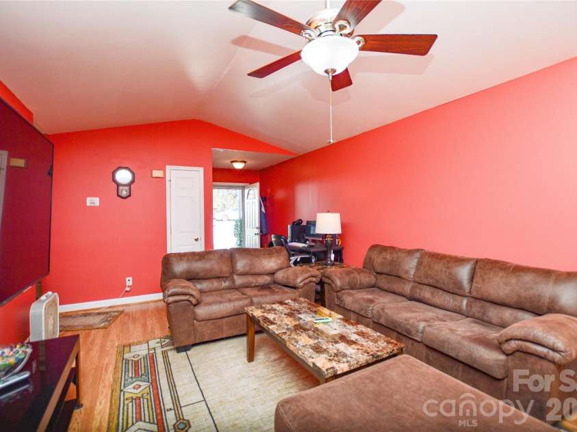 175 Alexander Heritage Drive, Hickory, NC 28601.  MLS# CAR4429549, YatesRealty ID 53852. 
