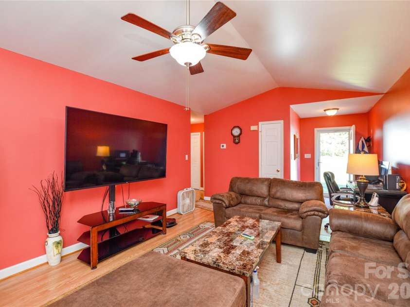 175 Alexander Heritage Drive, Hickory, NC 28601.  MLS# CAR4429549, YatesRealty ID 53852. 