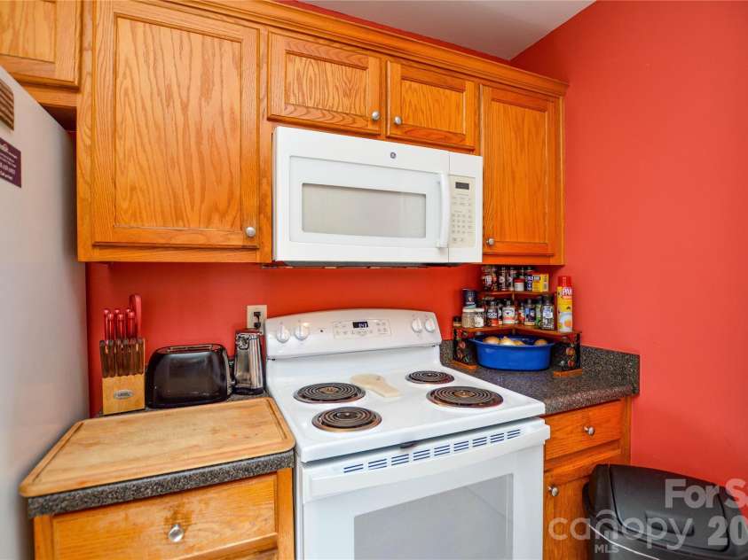 175 Alexander Heritage Drive, Hickory, NC 28601.  MLS# CAR4429549, YatesRealty ID 53852. 