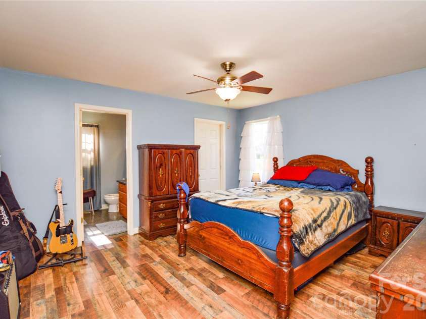 175 Alexander Heritage Drive, Hickory, NC 28601.  MLS# CAR4429549, YatesRealty ID 53852. 