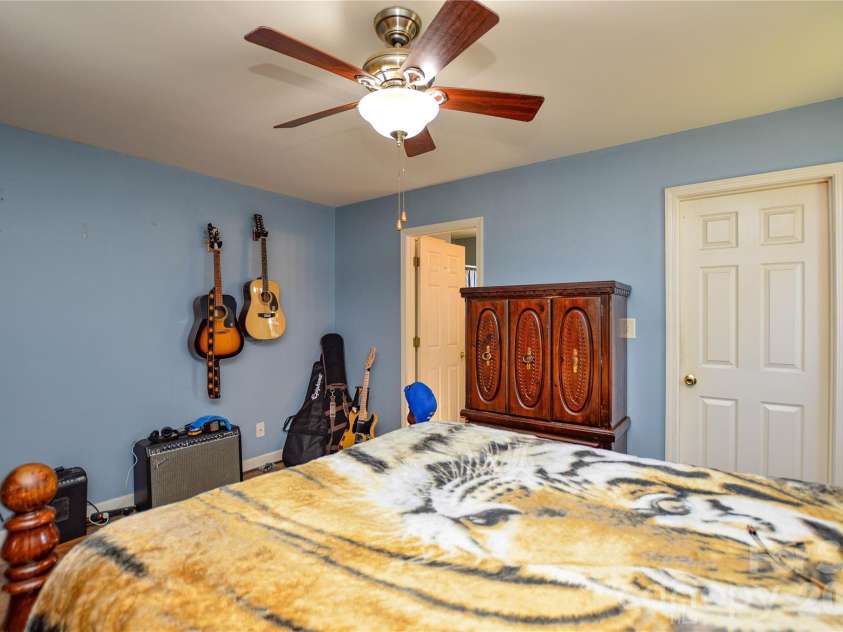 175 Alexander Heritage Drive, Hickory, NC 28601.  MLS# CAR4429549, YatesRealty ID 53852. 