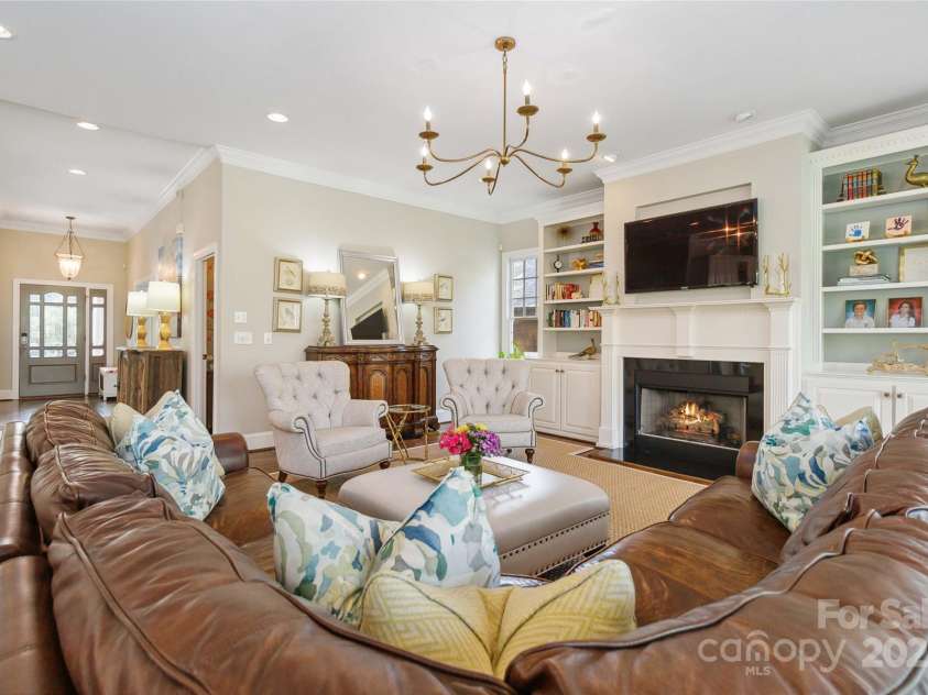 1921 Brandon Circle, Charlotte, NC 28211.  MLS# CAR4245461, YatesRealty ID 5386. 