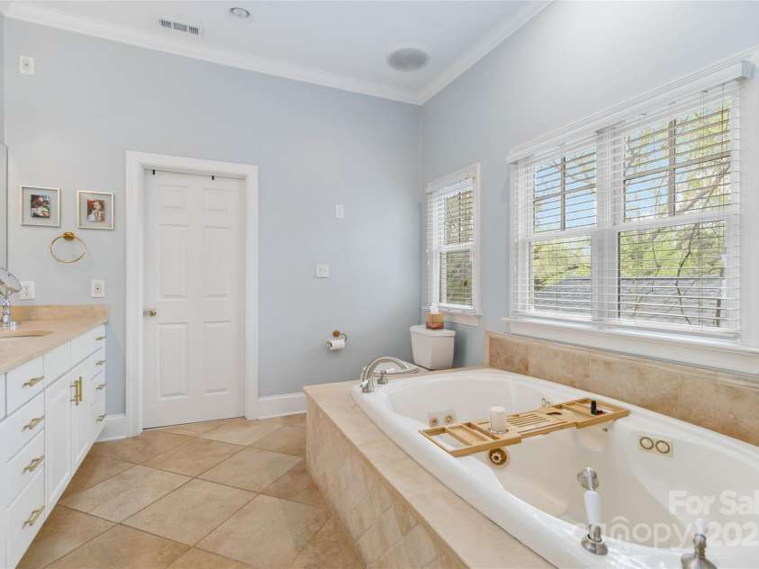 1921 Brandon Circle, Charlotte, NC 28211.  MLS# CAR4245461, YatesRealty ID 5386. 