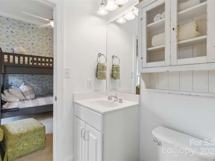 1921 Brandon Circle, Charlotte, NC 28211.  MLS# CAR4245461, YatesRealty ID 5386. Jack and Jill Shared Bath with bedroom 4 and 5/bonus