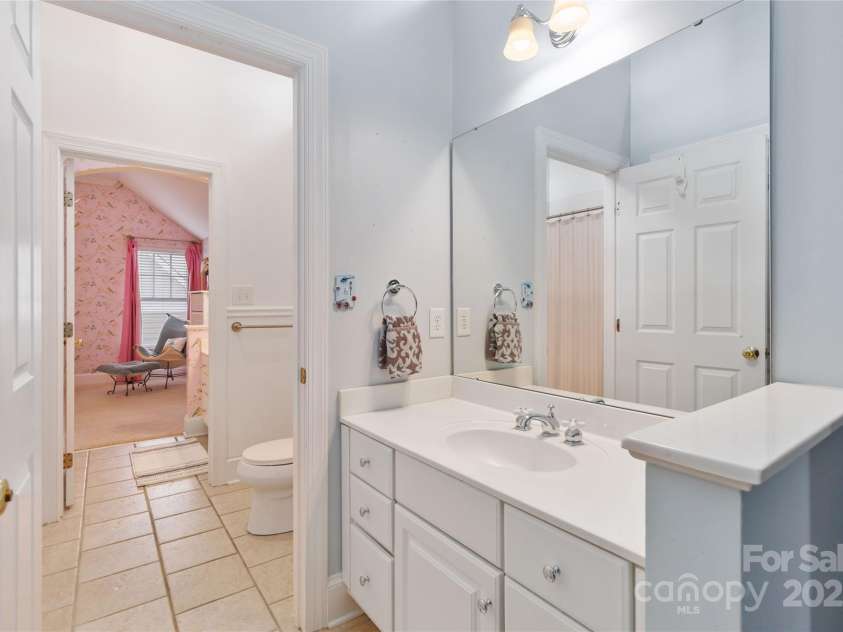 1921 Brandon Circle, Charlotte, NC 28211.  MLS# CAR4245461, YatesRealty ID 5386. Jack and Jill shared full bath with bedroom 2 and 3
