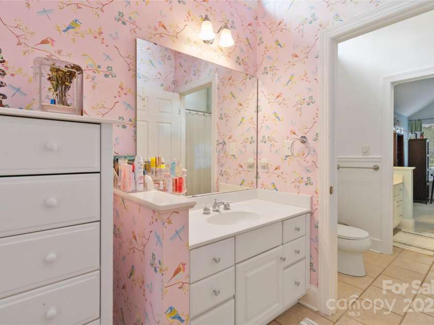 1921 Brandon Circle, Charlotte, NC 28211.  MLS# CAR4245461, YatesRealty ID 5386. Jack and Jill shared full bath with bedroom 2 and 3