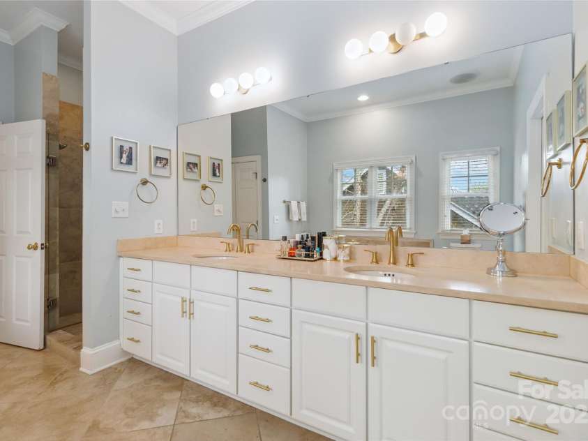 1921 Brandon Circle, Charlotte, NC 28211.  MLS# CAR4245461, YatesRealty ID 5386. Primary En-Suite Bath