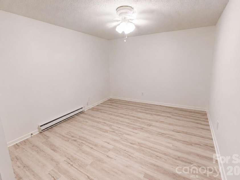44 Hollybrook Drive, Asheville, NC 28803.  MLS# CAR4428282, YatesRealty ID 53864. 