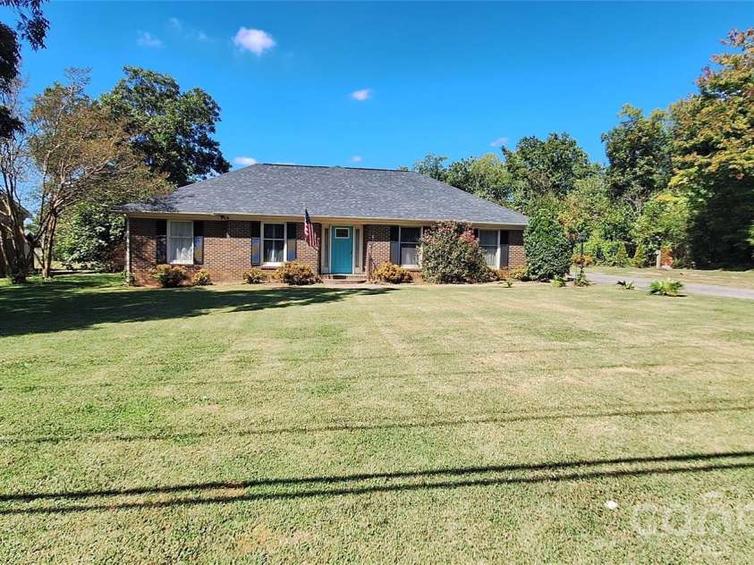 1533 Shannon Bradley Road, Gastonia, NC 28052.  MLS# CAR4429919, YatesRealty ID 53869. Front view showing nice front yard