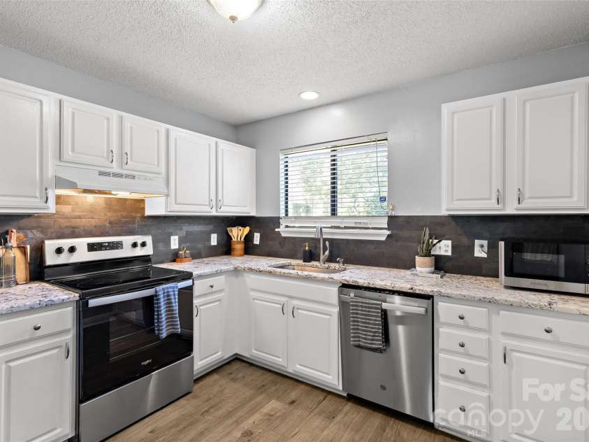 3009 Heathstead Place, Charlotte, NC 28210.  MLS# CAR4429083, YatesRealty ID 53875. 