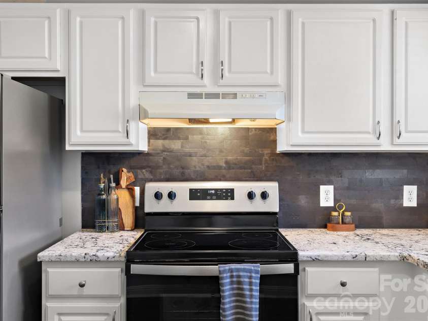 3009 Heathstead Place, Charlotte, NC 28210.  MLS# CAR4429083, YatesRealty ID 53875. 