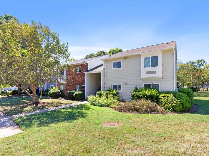 3009 Heathstead Place, Charlotte, NC 28210.  MLS# CAR4429083, YatesRealty ID 53875. 
