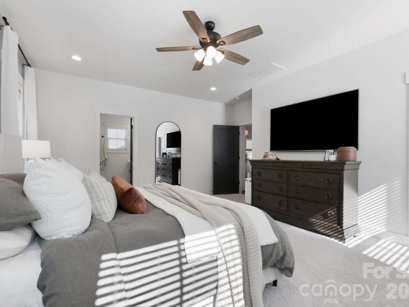 5212 Lynnville Avenue, Charlotte, NC 28205.  MLS# CAR4429076, YatesRealty ID 53877. 