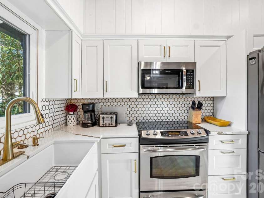 52 Lake Jordan Drive, Flat Rock, NC 28731.  MLS# CAR4425965, YatesRealty ID 53878. Kitchen