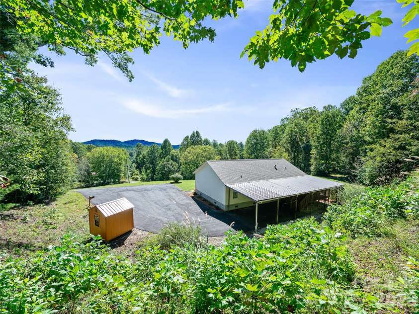 456 Tempie Mountain Road, Spruce Pine, NC 28777.  MLS# CAR4430171, YatesRealty ID 53882. 