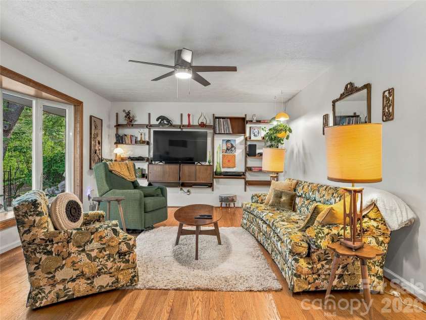 8 Hummingbird Lane, Asheville, NC 28806.  MLS# CAR4424287, YatesRealty ID 53884. 