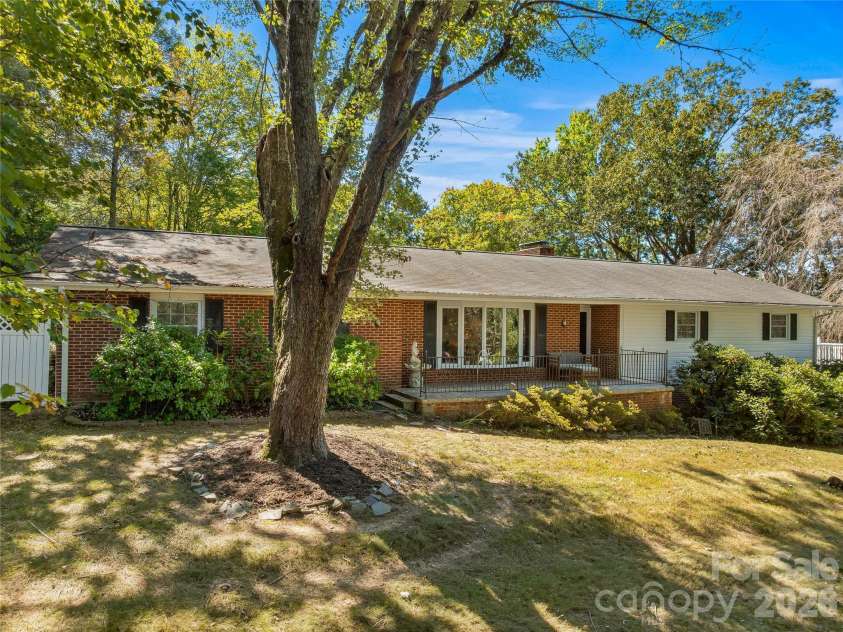 8 Hummingbird Lane, Asheville, NC 28806.  MLS# CAR4424287, YatesRealty ID 53884. 