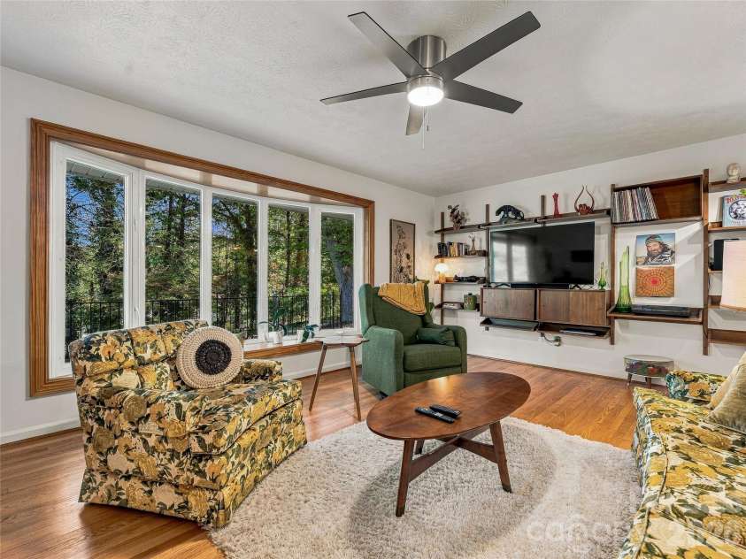 8 Hummingbird Lane, Asheville, NC 28806.  MLS# CAR4424287, YatesRealty ID 53884. 