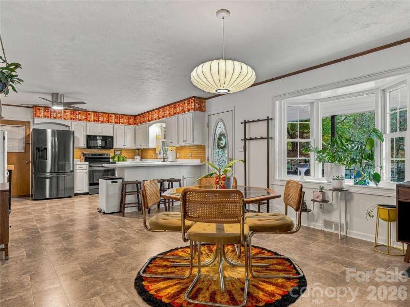 8 Hummingbird Lane, Asheville, NC 28806.  MLS# CAR4424287, YatesRealty ID 53884. 