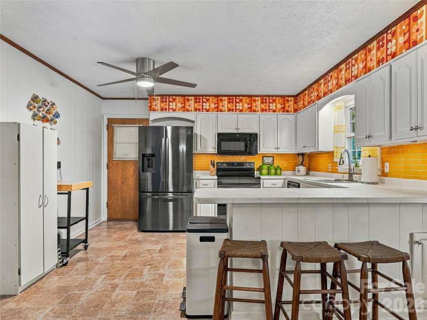 8 Hummingbird Lane, Asheville, NC 28806.  MLS# CAR4424287, YatesRealty ID 53884. 