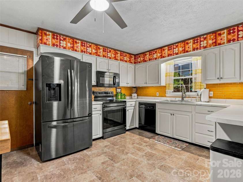 8 Hummingbird Lane, Asheville, NC 28806.  MLS# CAR4424287, YatesRealty ID 53884. 