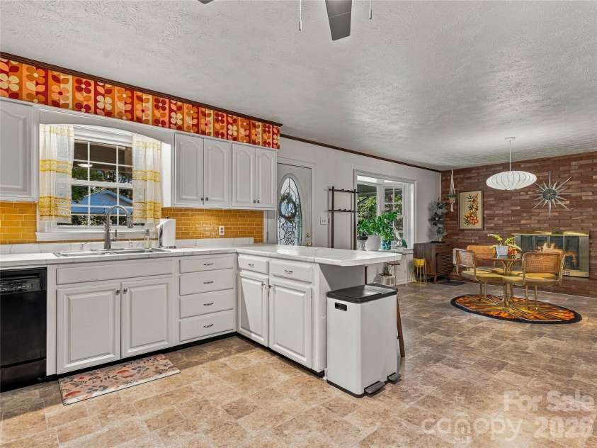 8 Hummingbird Lane, Asheville, NC 28806.  MLS# CAR4424287, YatesRealty ID 53884. 