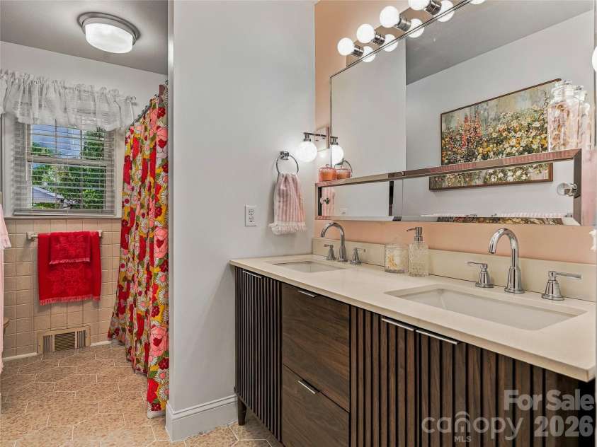 8 Hummingbird Lane, Asheville, NC 28806.  MLS# CAR4424287, YatesRealty ID 53884. 