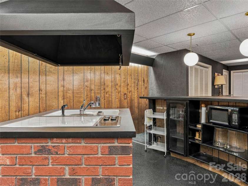 8 Hummingbird Lane, Asheville, NC 28806.  MLS# CAR4424287, YatesRealty ID 53884. 