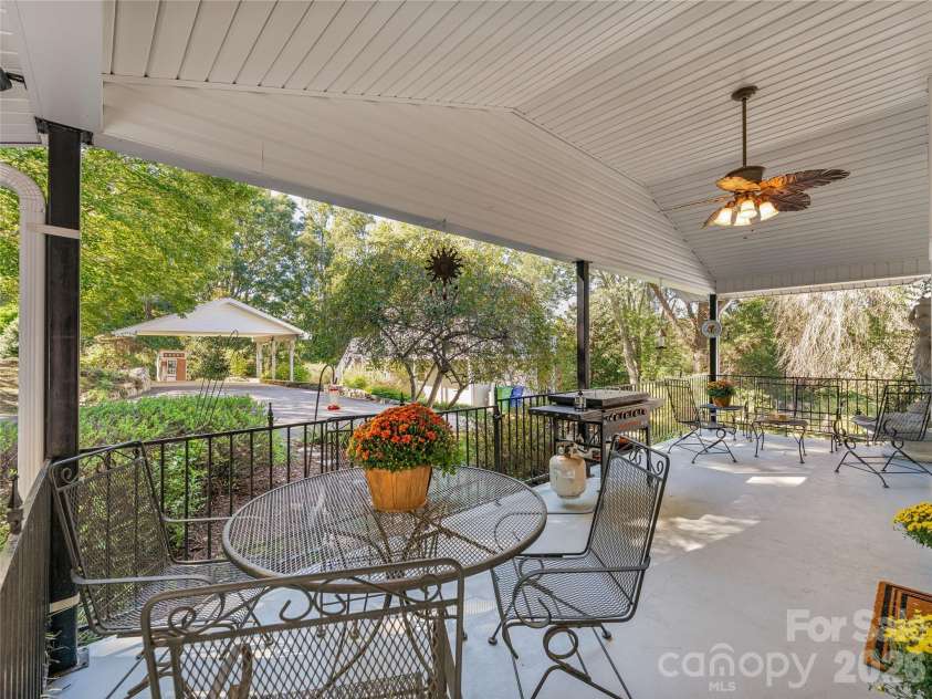 8 Hummingbird Lane, Asheville, NC 28806.  MLS# CAR4424287, YatesRealty ID 53884. 