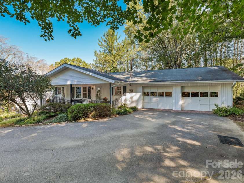 8 Hummingbird Lane, Asheville, NC 28806.  MLS# CAR4424287, YatesRealty ID 53884. 