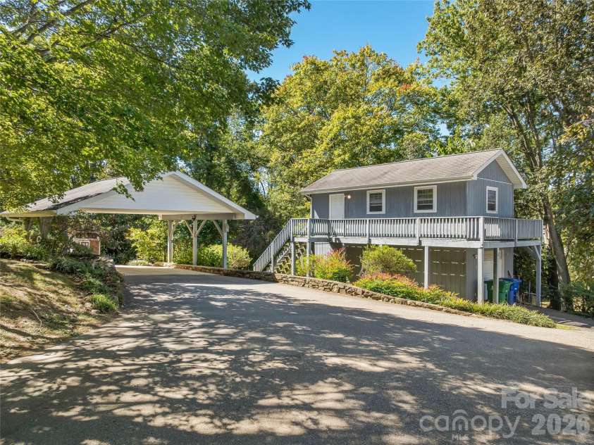 8 Hummingbird Lane, Asheville, NC 28806.  MLS# CAR4424287, YatesRealty ID 53884. 