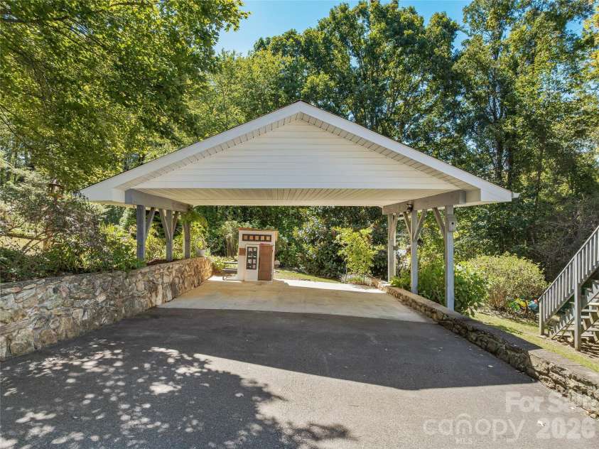 8 Hummingbird Lane, Asheville, NC 28806.  MLS# CAR4424287, YatesRealty ID 53884. 
