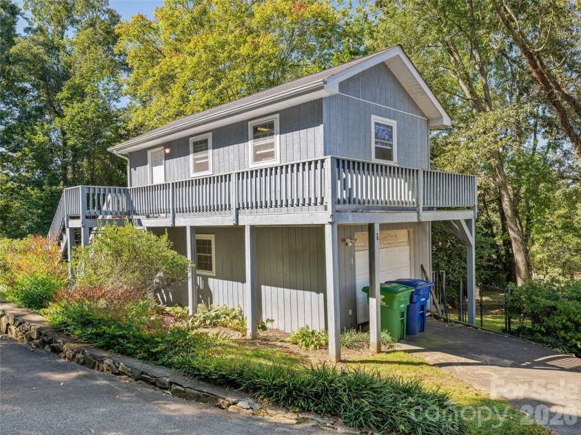 8 Hummingbird Lane, Asheville, NC 28806.  MLS# CAR4424287, YatesRealty ID 53884. 