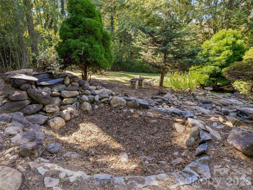 8 Hummingbird Lane, Asheville, NC 28806.  MLS# CAR4424287, YatesRealty ID 53884. 