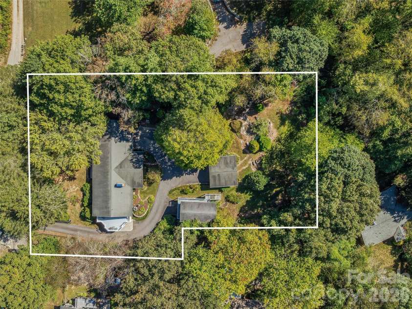 8 Hummingbird Lane, Asheville, NC 28806.  MLS# CAR4424287, YatesRealty ID 53884. 