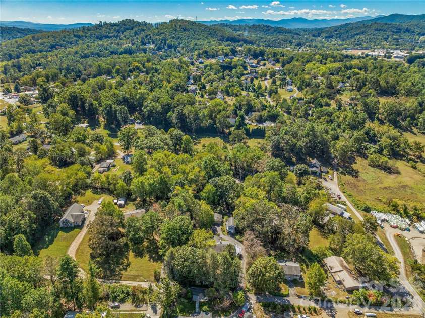 8 Hummingbird Lane, Asheville, NC 28806.  MLS# CAR4424287, YatesRealty ID 53884. 