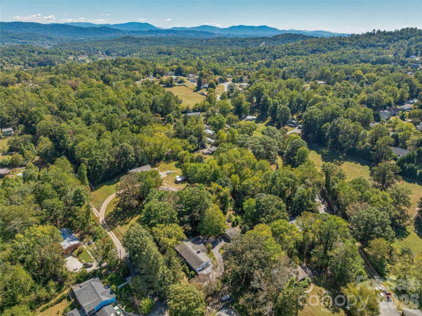 8 Hummingbird Lane, Asheville, NC 28806.  MLS# CAR4424287, YatesRealty ID 53884. 