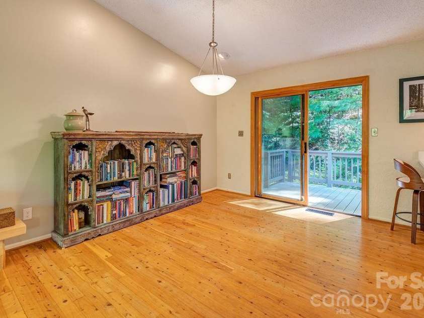 5 Brook Terrace, Asheville, NC 28805.  MLS# CAR4425233, YatesRealty ID 53895. 