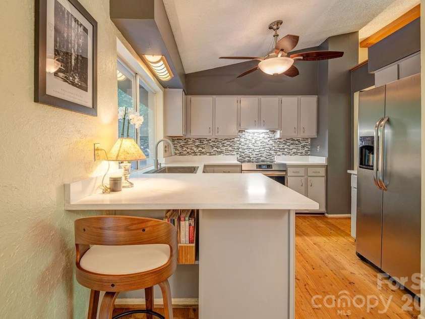 5 Brook Terrace, Asheville, NC 28805.  MLS# CAR4425233, YatesRealty ID 53895. 